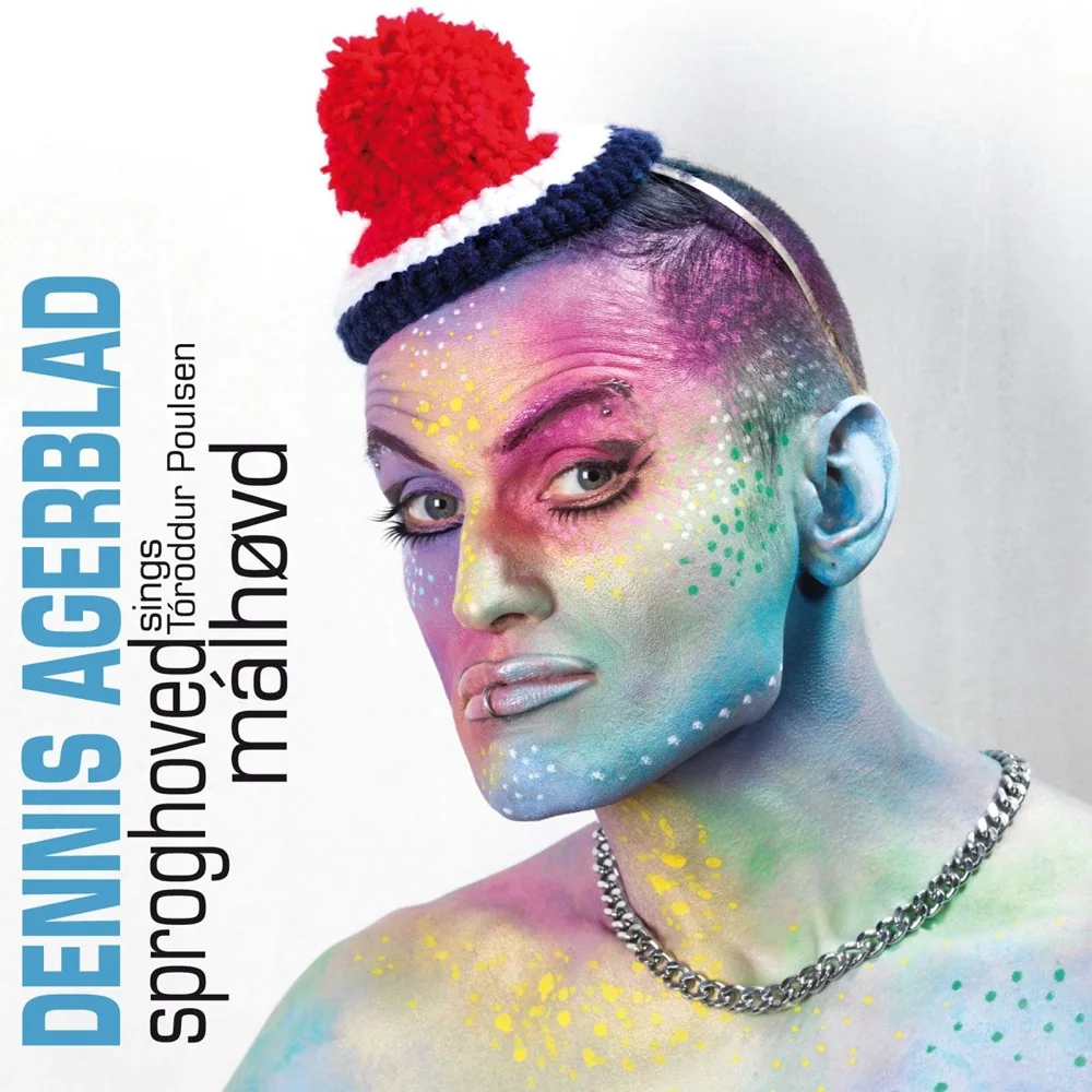 Albumcover med mit portræt i blå, rosa og gul makeup, en hue med rød kvast og teksten Sproghoved / Málhøvd.