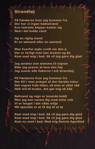 Tekstilværk med digtet “Strandtøj”.